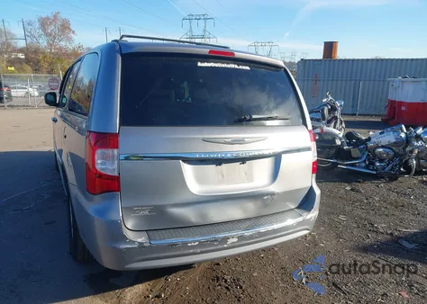 2015 Chrysler Town & Country Touring z USA, uszkodzony, nr VIN 2C4RC1BG7FR698443